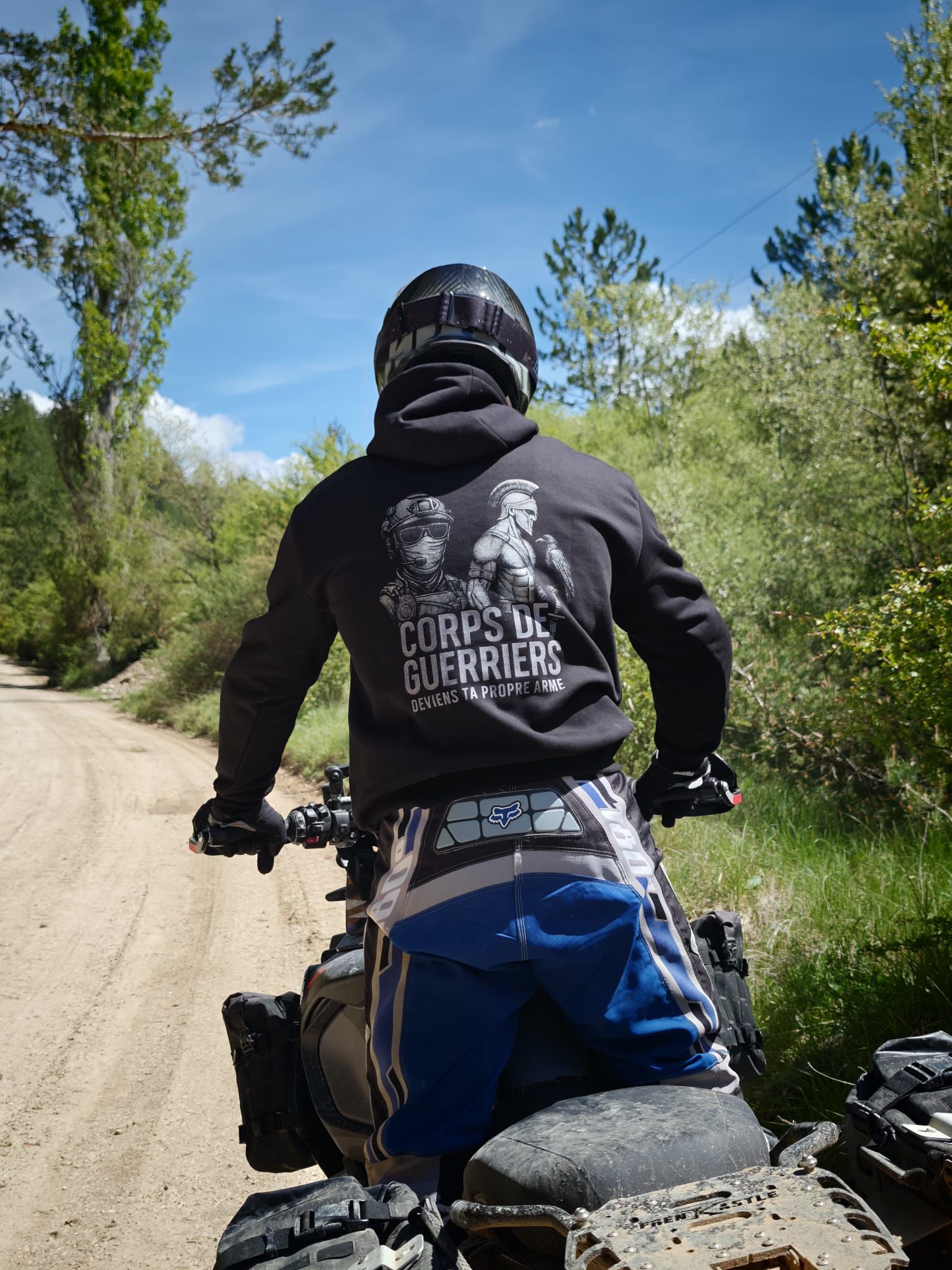 Vêtements sport guerrier VKG — sweat Corps de Guerrier porté en quad sur chemin de forêt