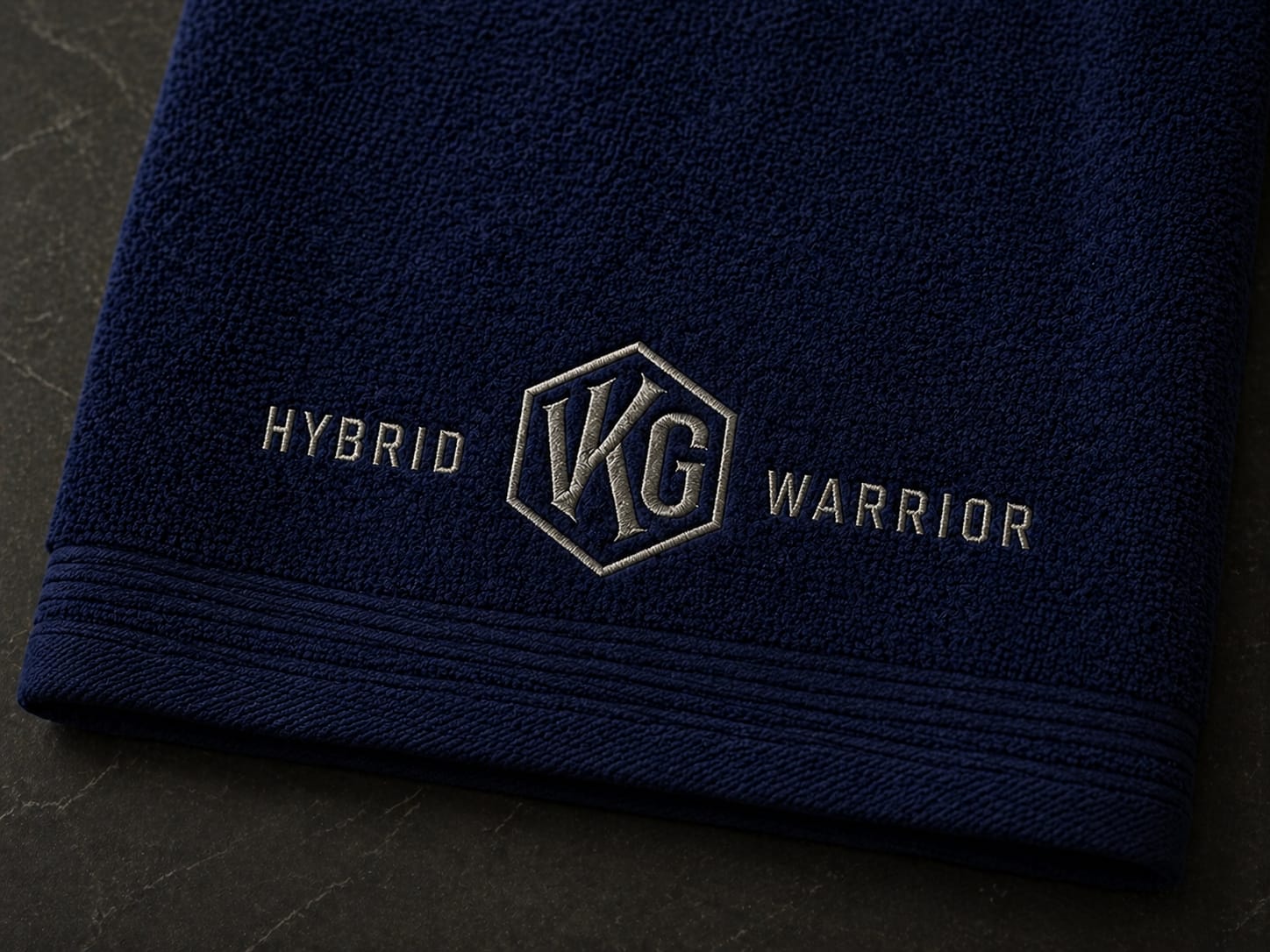 Serviette sport Hybrid Warrior bleu marine broderie gris argent — VKG