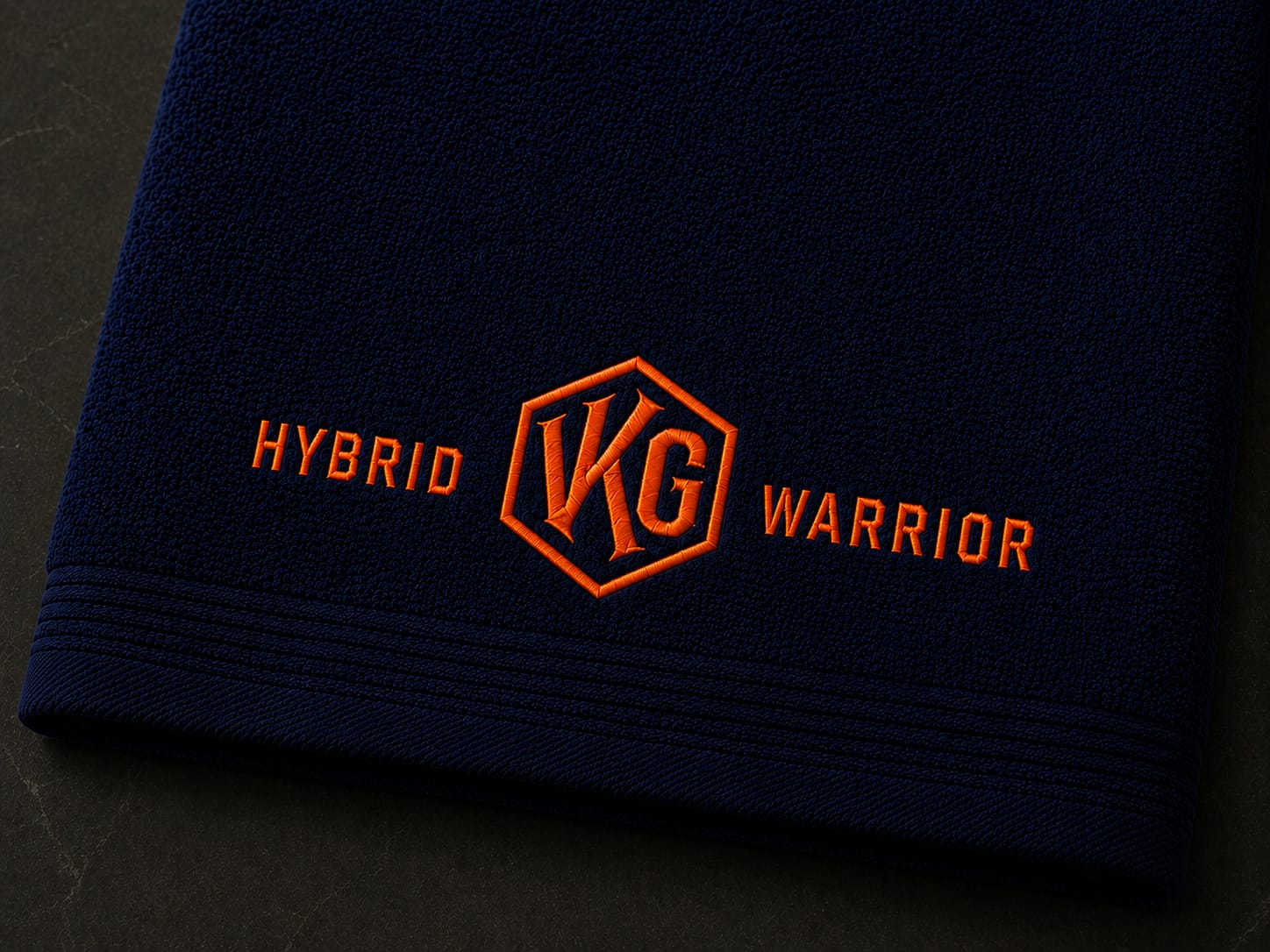 Serviette sport Hybrid Warrior bleu marine broderie orange — VKG