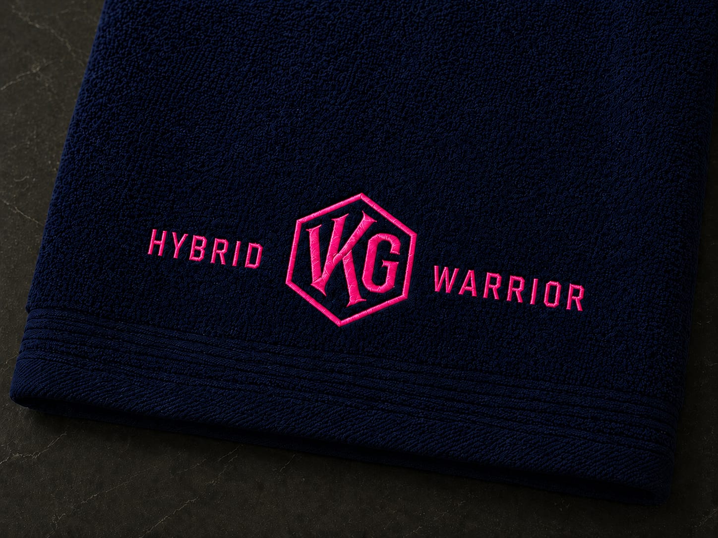 Serviette sport Hybrid Warrior bleu marine broderie rose — VKG